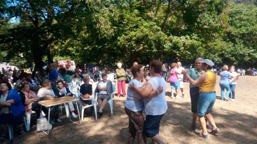 Varias parejas, durante el baile.