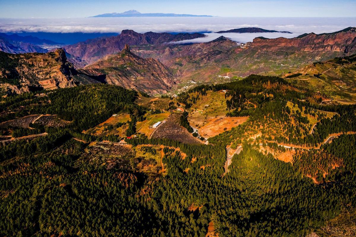 Cumbre de Gran Canaria, con el Teide al fondo.