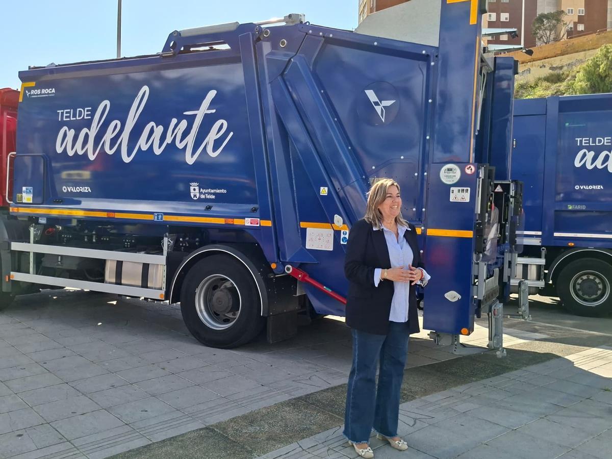 La concejala de Limpieza, María Calderín, junto a la nueva flota de recogida de residuos del Ayuntamiento de Telde