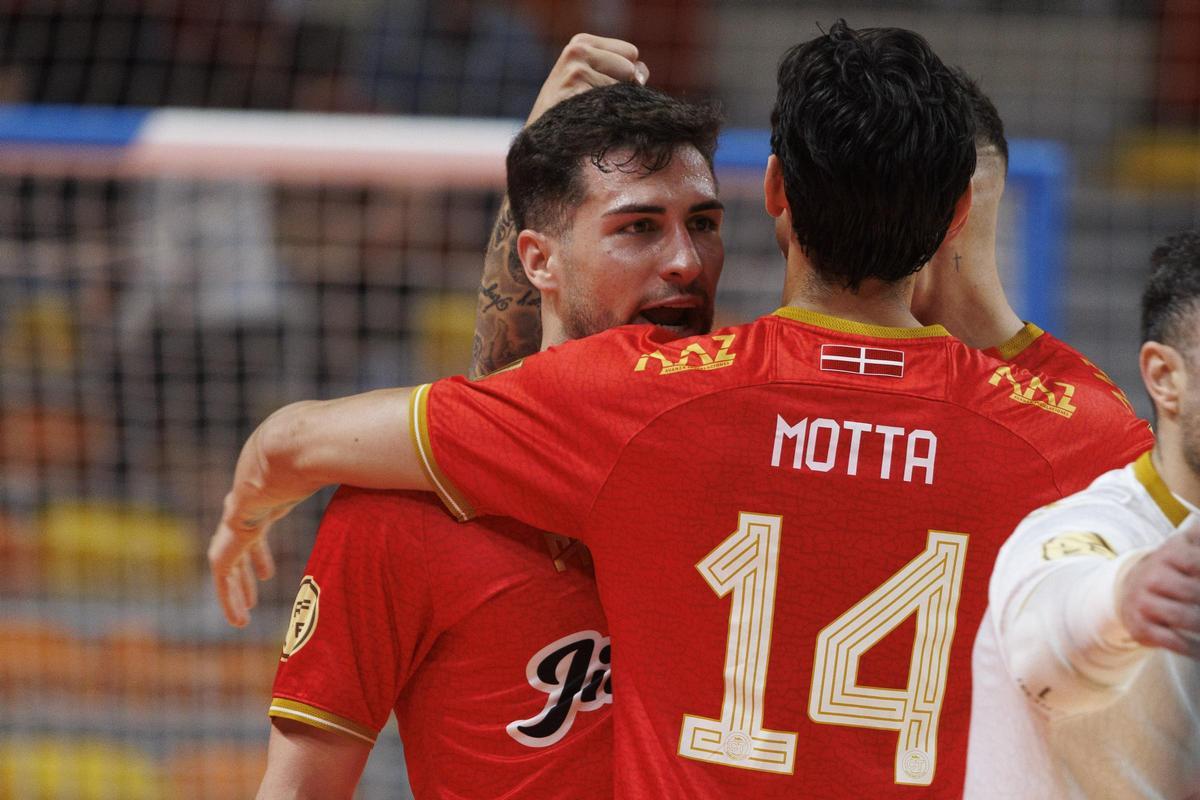 Pablo Ramírez celebra su tanto con sus compañeros