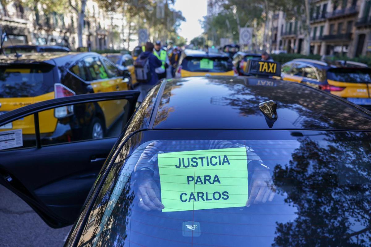 Marcha lenta de taxistas en Barcelona por la muerte de un compañero