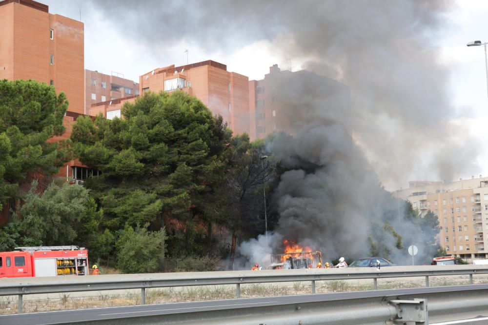 Arde un camión en la CV-35 en Paterna