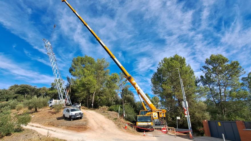 Endesa canvia una torre elèctrica de Montjuïc que estava en mal estat per un accident de trànsit