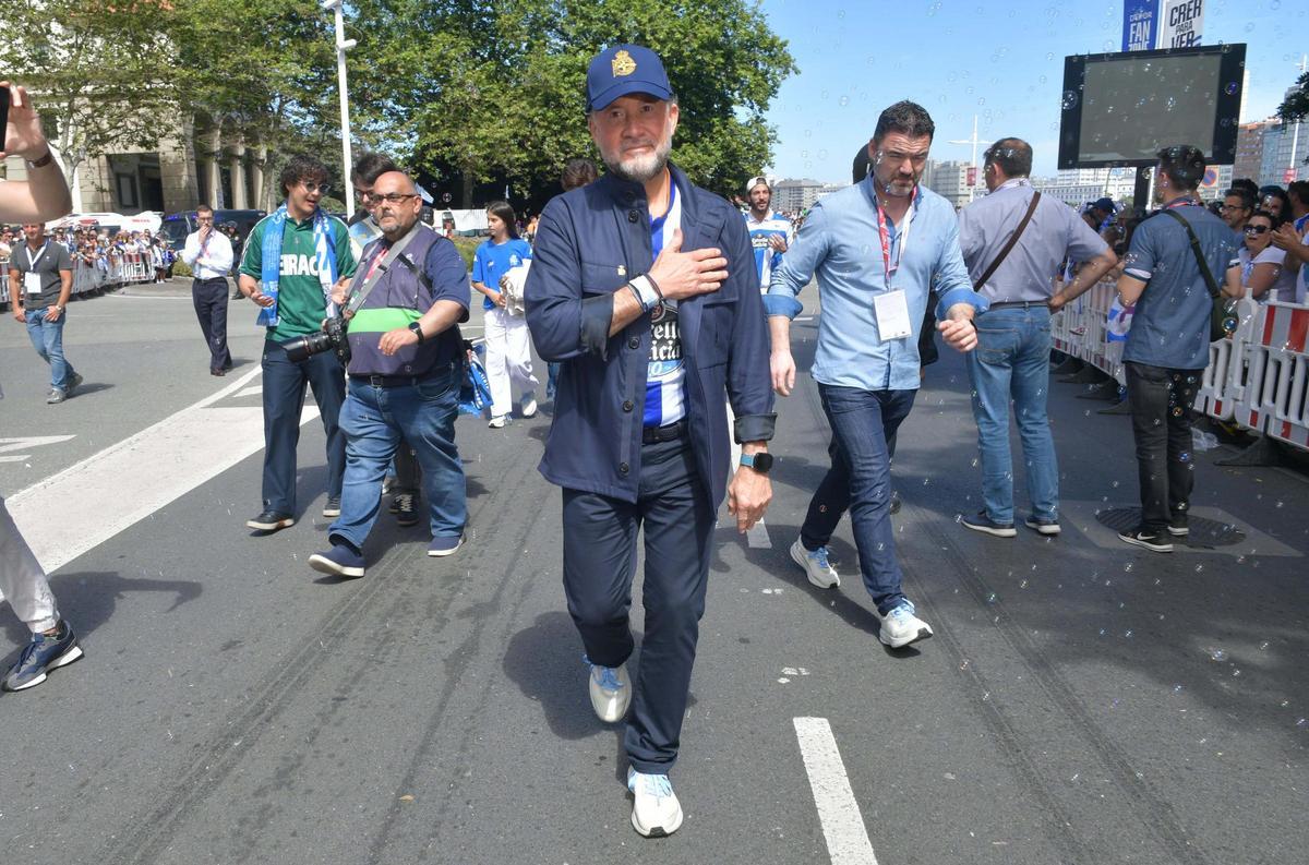 Escotet saluda a la afición en Riazor
