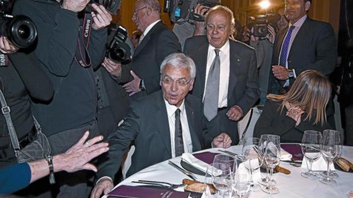 El nuevo 'conseller' de Cultura, Ferran Mascarell (sentado), y el 'expresident' Jordi Pujol, anoche al inicio de la gala literaria.