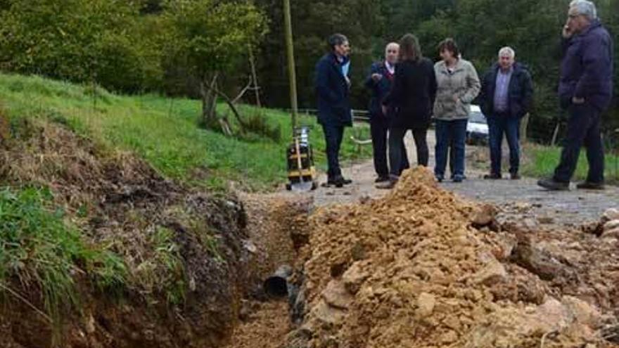 Ana Rivas y un grupo de vecinos, durante la visita de ayer a las obras.