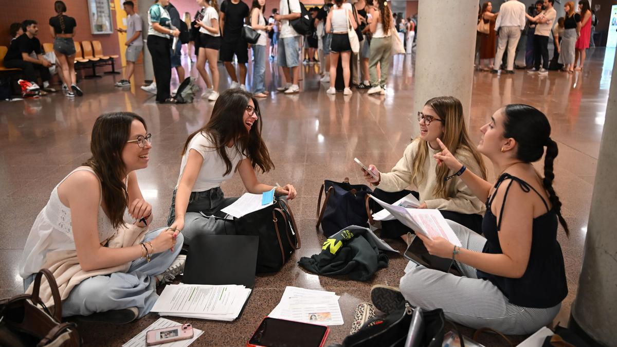 Momentos previos al examen de la PAU en la UMH de Elx, el año pasado.
