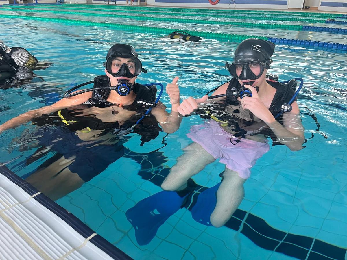 Dous alumnos disfrutando da experiencia.