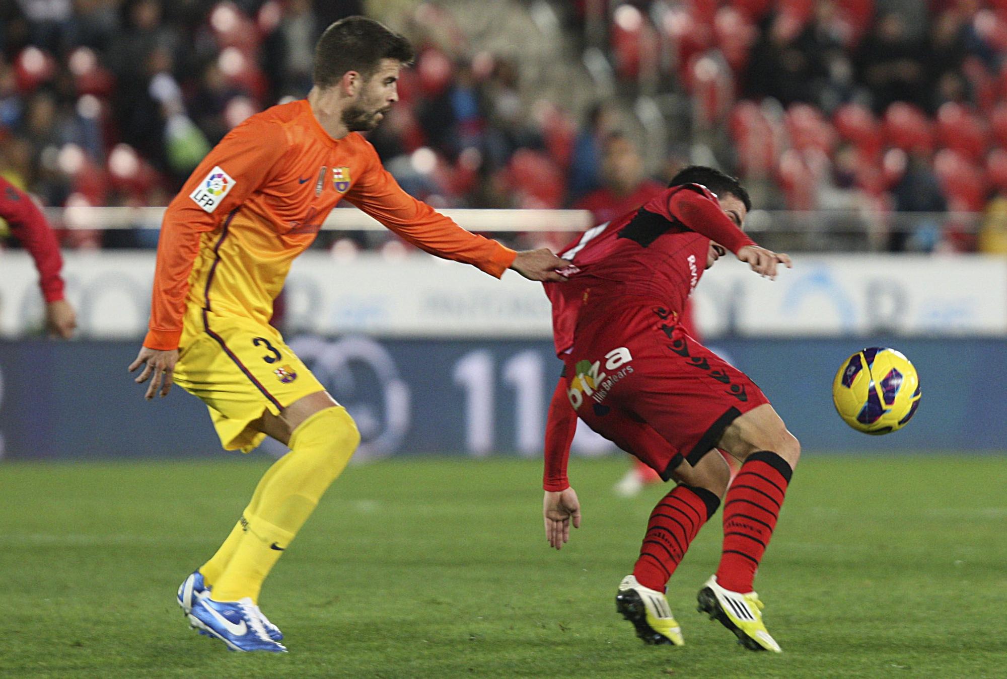 Gerard Piqué se retira: Sus duelos ante el Real Mallorca en imágenes
