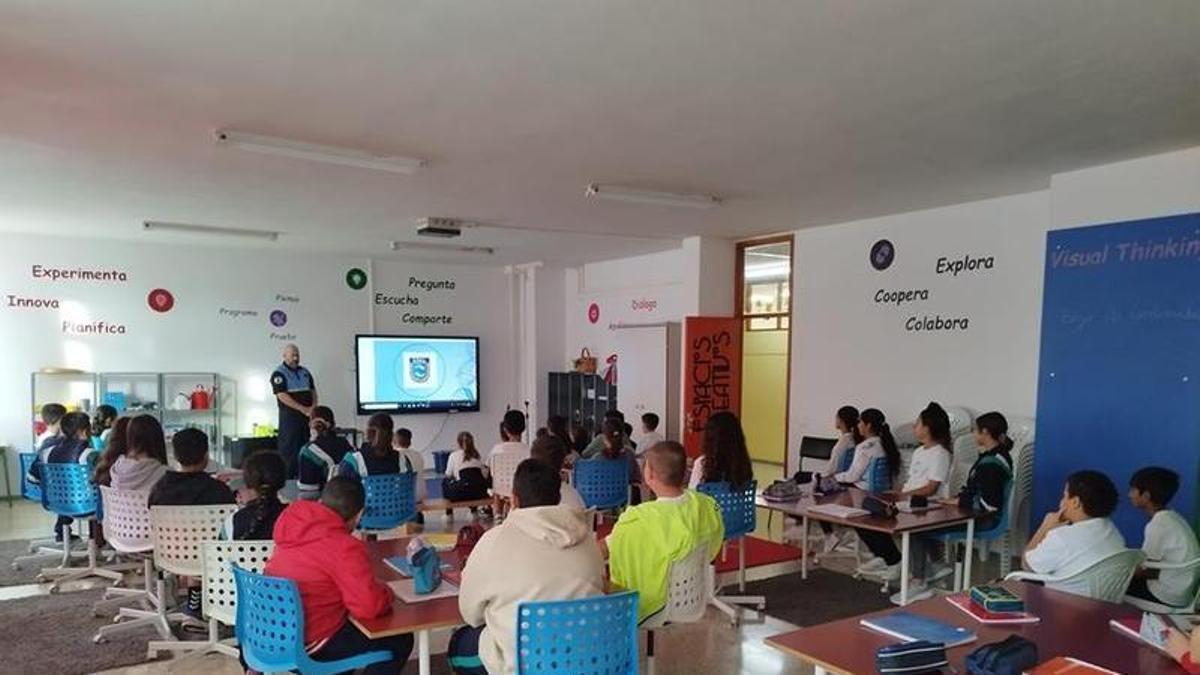 Charla en un colegio por parte de los agentes de la Policía Local.