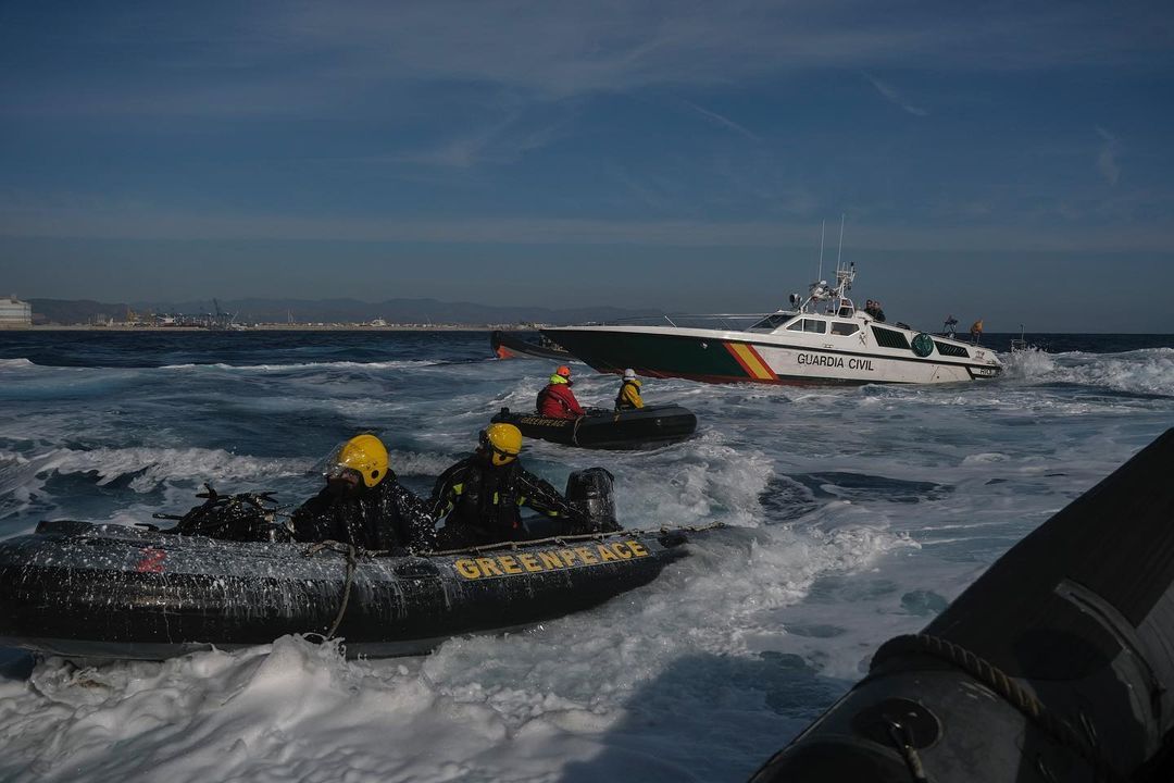 Greenpeace bloquea el acceso al muelle de gas de Sagunt