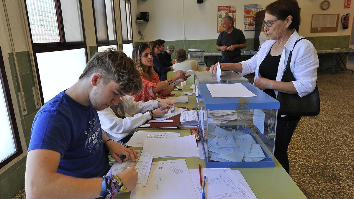 Votación en Elche en las elecciones municipales de 2015