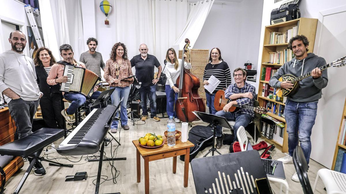 Los integrantes de Cap pela y Nou Romancer, en uno de los ensayos de cara al concierto del próximo domingo
