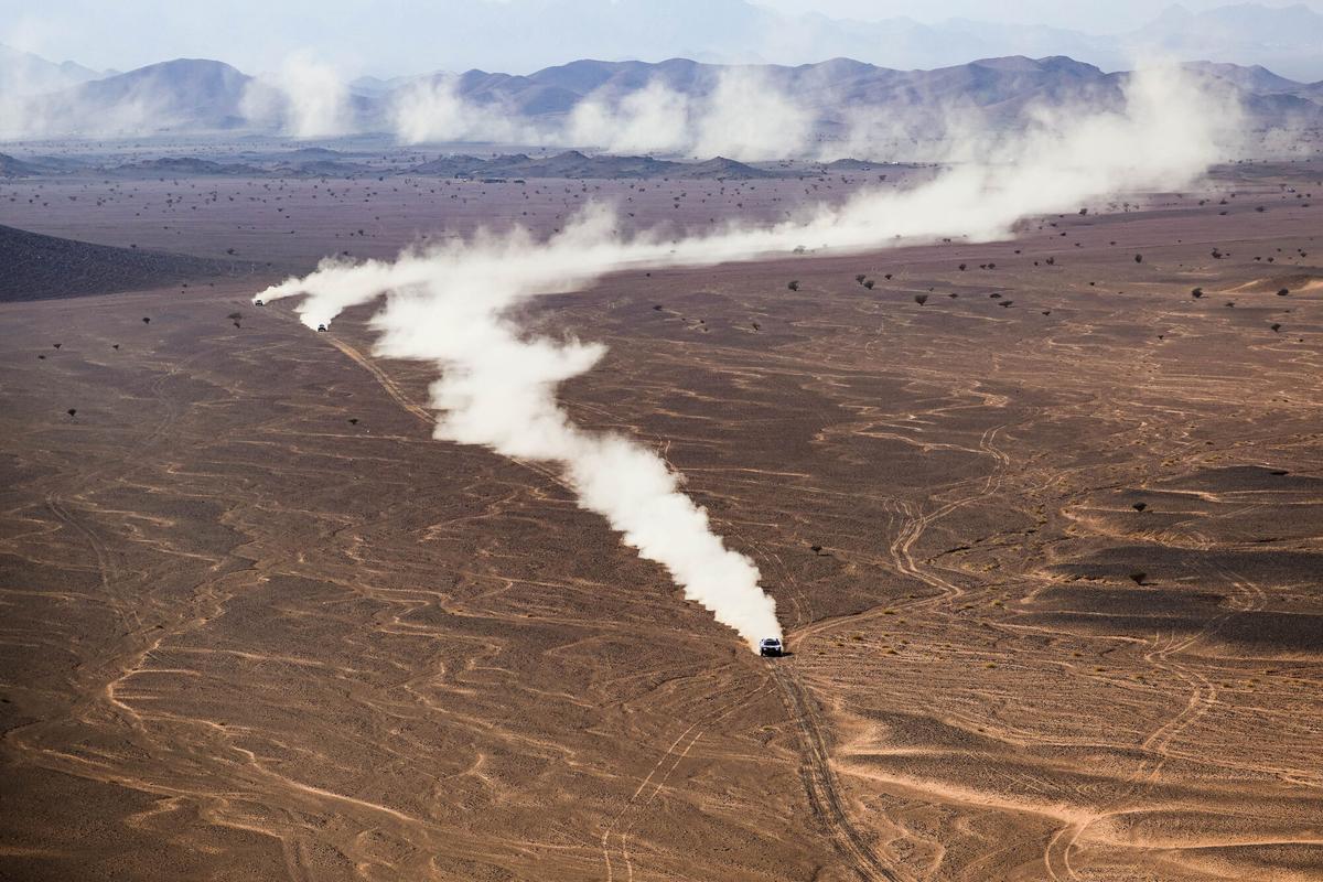 YANBU, 05/01/2026.- Carlos Sainz y Lucas Cruz en su Ford Raptor T1+ del equipo Ford M-Sport durante la Etapa 2 del Dakar 2026, el 5 de enero de 2026 entre Yanbu y Al-Ula, Arabia Saudí. Los pilotos del Toyota Gazoo Racing W2RC, liderados por el estadounidense Seth Quintero, dominaron la segunda etapa del Dakar 2026 en coches, disputada entre Yanbu y AlUla, con 400 kilómetros cronometrados, tras la cual el catarí Nasser Al-Attiyah (Dacia) es el nuevo líder y los españoles Carlos Sainz y Nani Roma, como el resto de los Ford, cedieron un importante tiempo. EFE/Dakar 2026 -SOLO USO EDITORIAL/SOLO DISPONIBLE PARA ILUSTRAR LA NOTICIA QUE ACOMPAÑA (CRÉDITO OBLIGATORIO)-