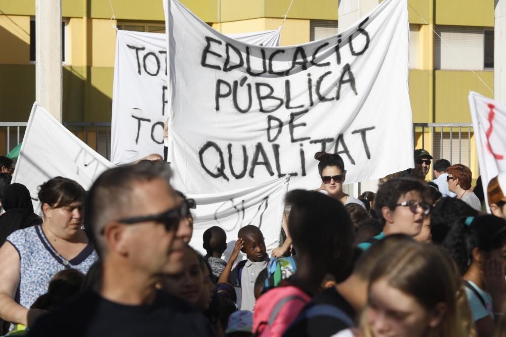 Protesta de pares i alumnes de l'escola Pere Torrent de Lloret