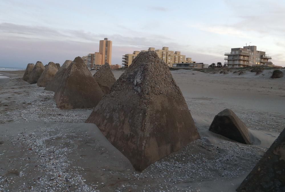 Las pirámides desenterradas por los temporales en la playa de El Perellonet.