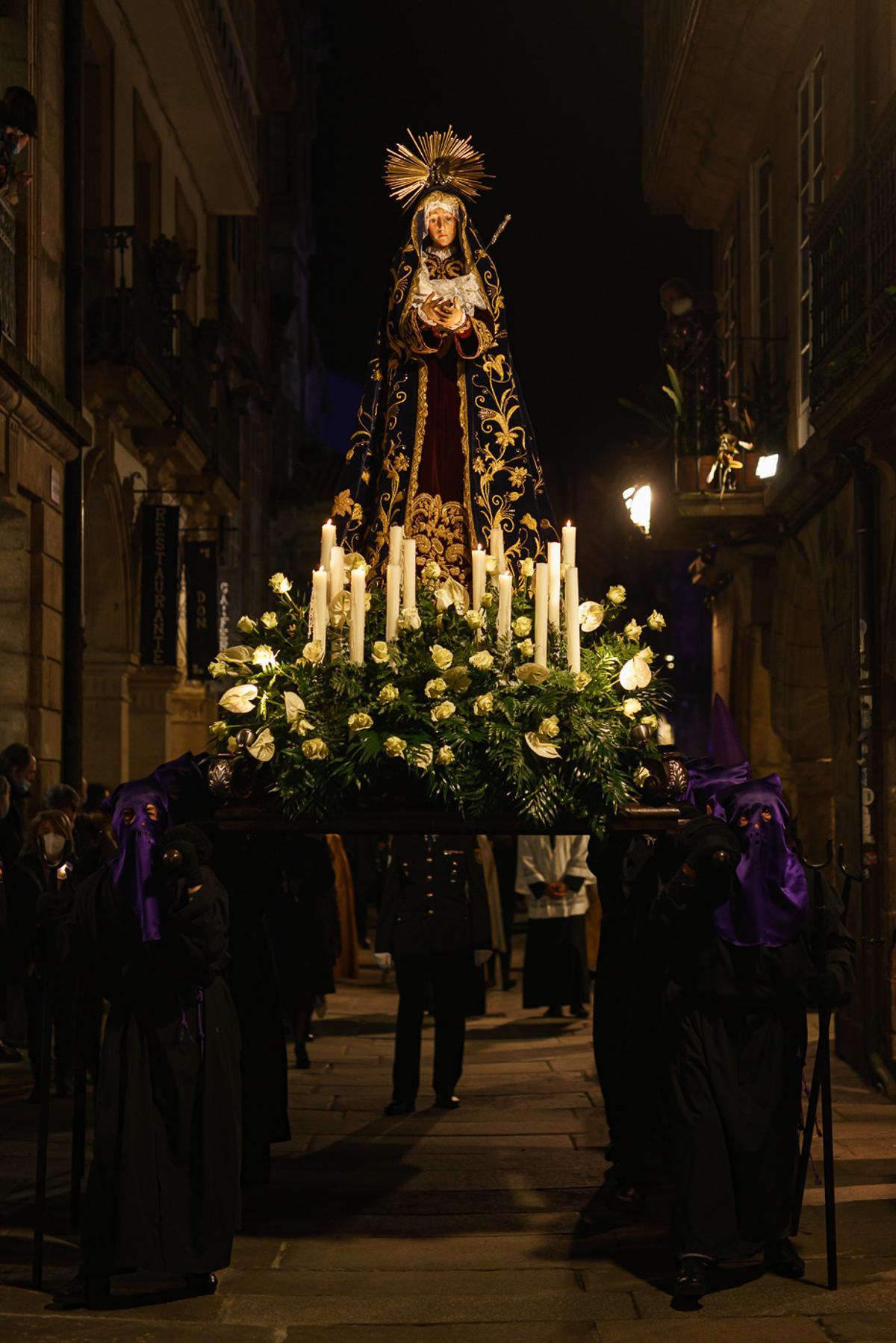 La Cofradía de Nuestro Padre Xesús Nazareno y la Santísima Virgen de los Dolores, procesionando por Compostela