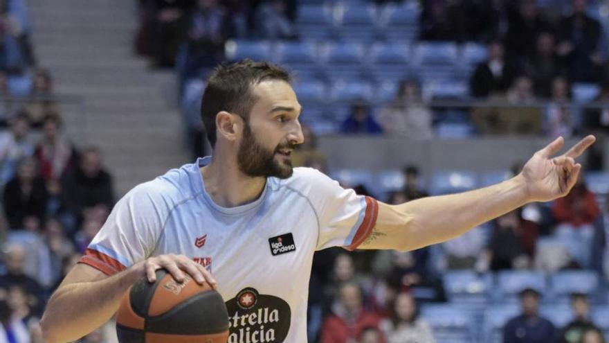 Álvaro Muñoz manejando el balón frente al Cazoo Baskonia en Sar /ACB