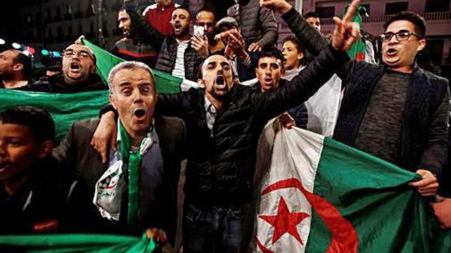 Centenars d&#039;algerians van celebrar al carrer la dimissió del president.