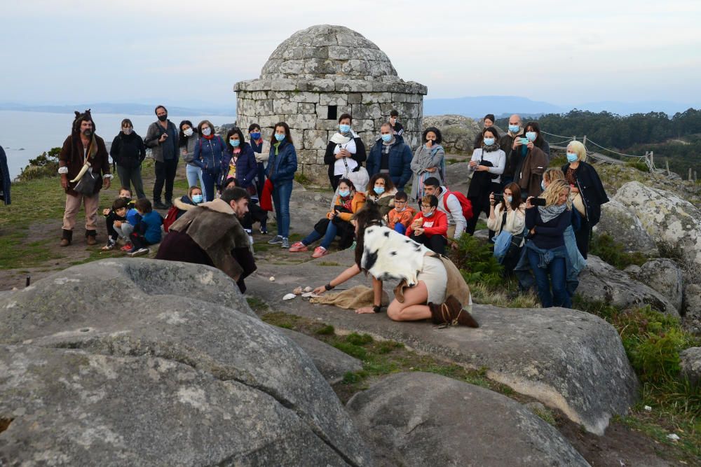 Actores y espectadores en la cumbre de O Facho. // G. Núñez