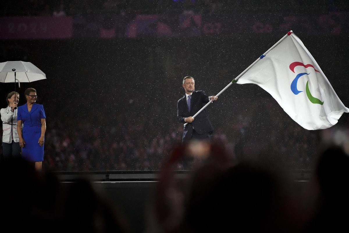 Andrew Parsons ondea la bandera paralímpica en el relevo de París a Los Ángeles