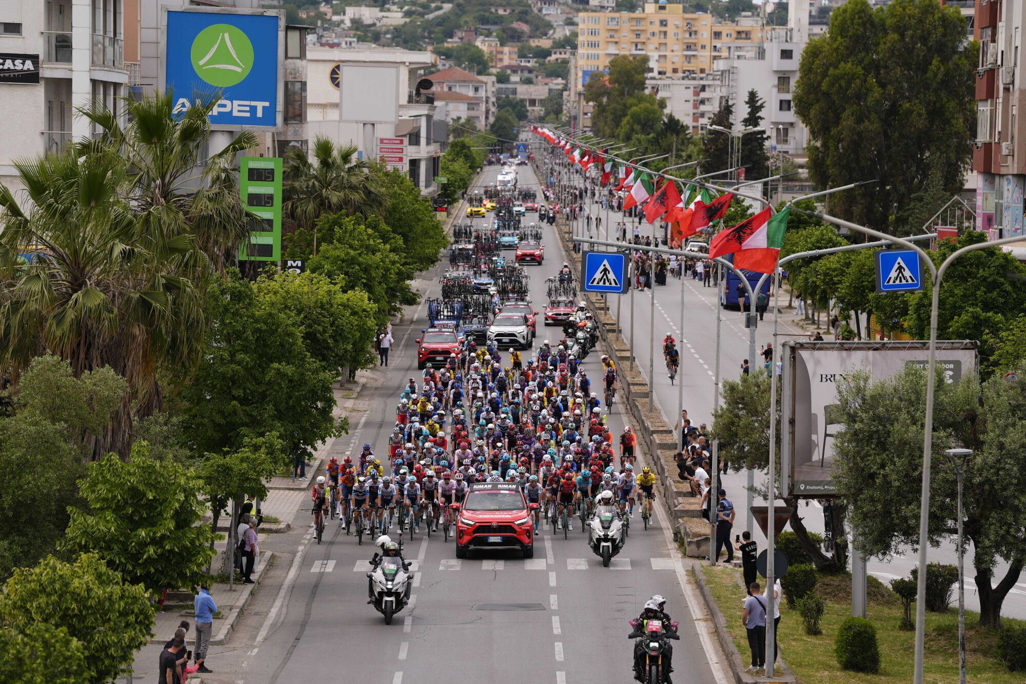 09 May 2025, Albania, Durres: The pack rides towards the start line of the first stage of the 108th Giro d'Italia cycling race, 160km from Durres to Tirana. Photo: Fabio Ferrari/LaPresse via ZUMA Press/dpa Fabio Ferrari/LaPresse via ZUMA / DPA 09/05/2025 ONLY FOR USE IN SPAIN. Fabio Ferrari/LaPresse via ZUMA / DPA;sports;cycling;2025 Giro d'Italia - Stage 1;