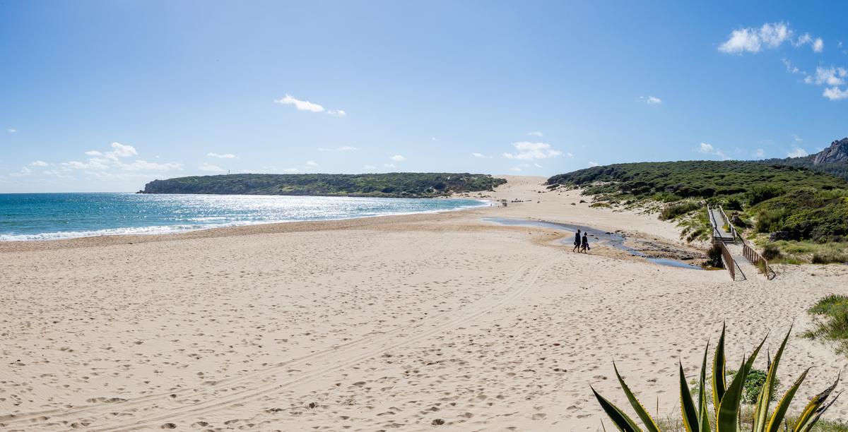 La gran duna de arena de la playa de Bolonia en Cádiz