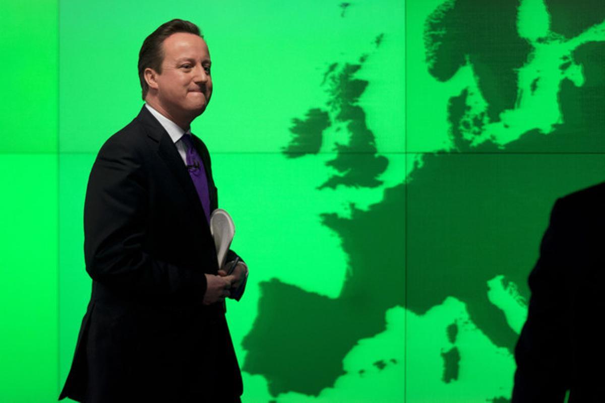 David Cameron passa davant un mapa d’Europa després de finalitzar el seu discurs, aquest dimecres a Londres.