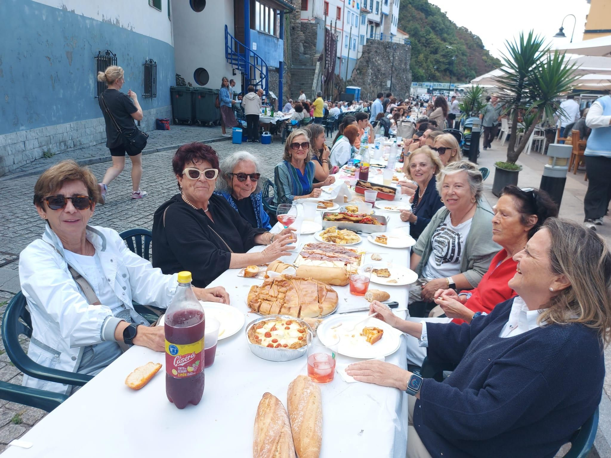 En imágenes: En imágenes: Más de 1.200 personas participan en la tercera comida en la calle de Cudillero
