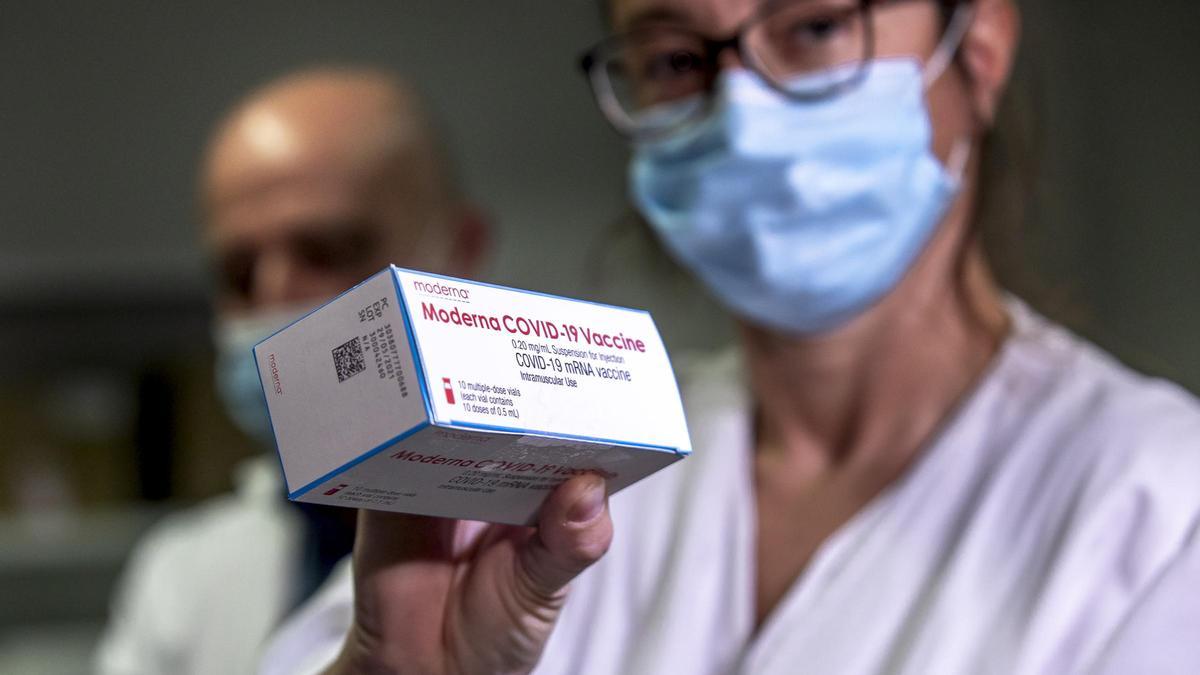 Un sanitario muestra una caja de vacunas.