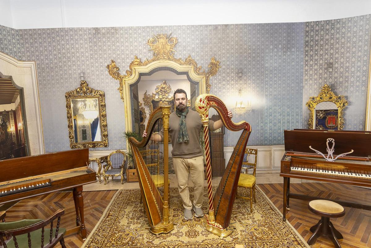 Víctor Javier Martínez, junto a dos arpas que forman parte de la colección