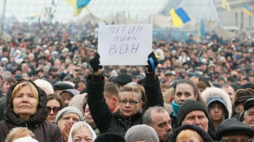 Miles de personas se manifiestan contra la intervención rusa en Ucrania