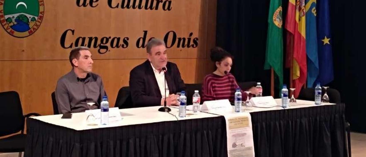 José Luis Fernández, Manuel Capellán y Paula Posse, en la Casa de Cultura de Cangas de Onís, ayer.