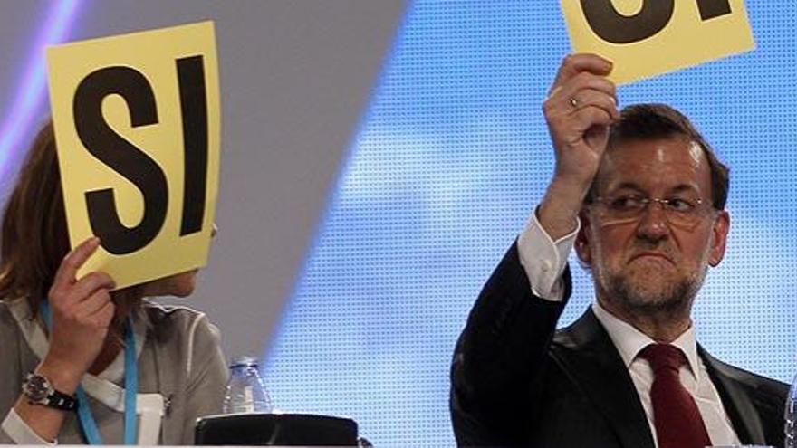 Mariano Rajoy, junto a Dolores de Cospedal, ayer, en Sevilla.