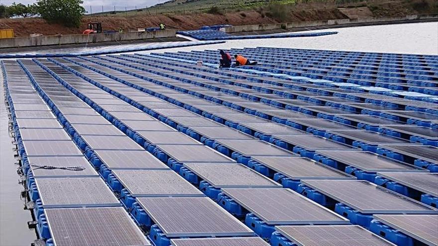 Proyectan entre Alcollarín y Zorita una fotovoltaica flotante con 3.000 paneles