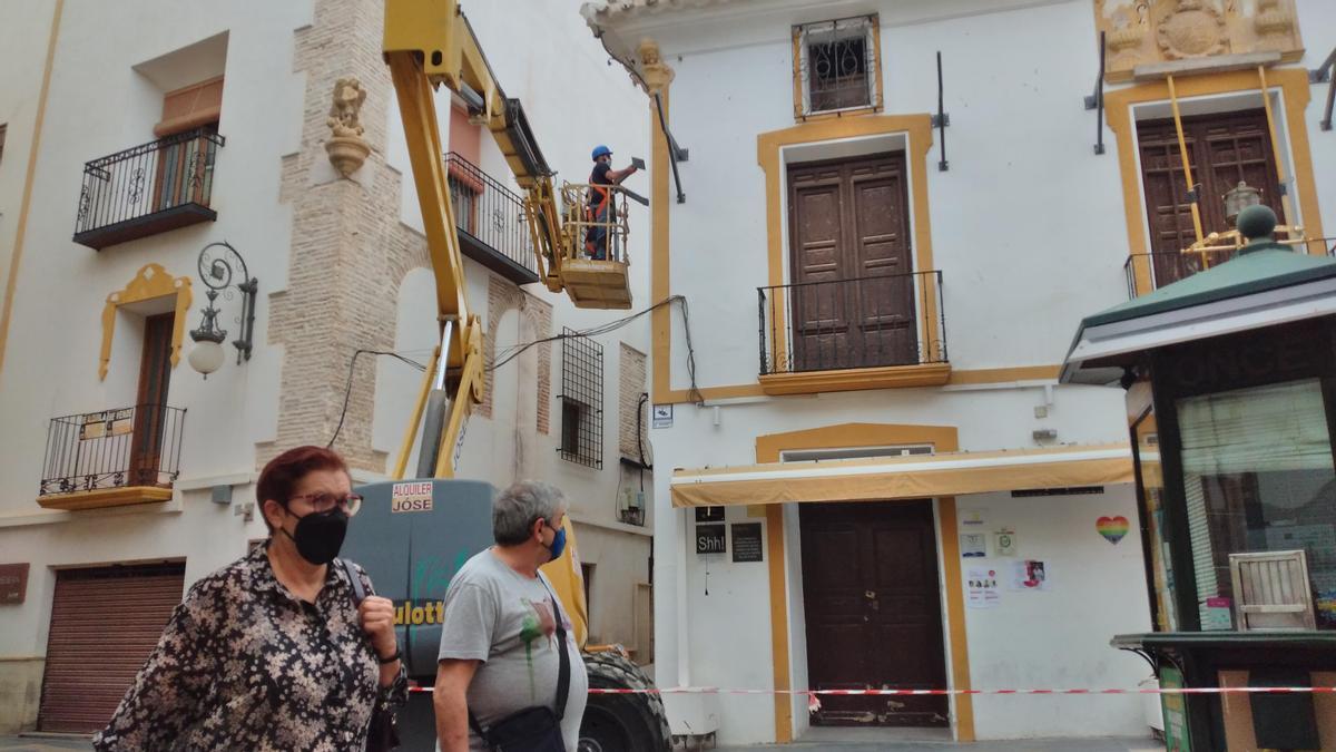 Un obrero adosa los soportes de acero al inmueble.