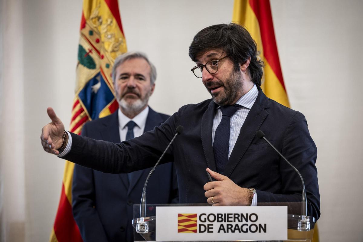David Blázquez, responsable de relaciones institucionales e infraestructura de AWS en España y Portugal, con el presidente de Aragón en funciones, Jorge Azcón, en la presentación de la expansión de centros de datos.
