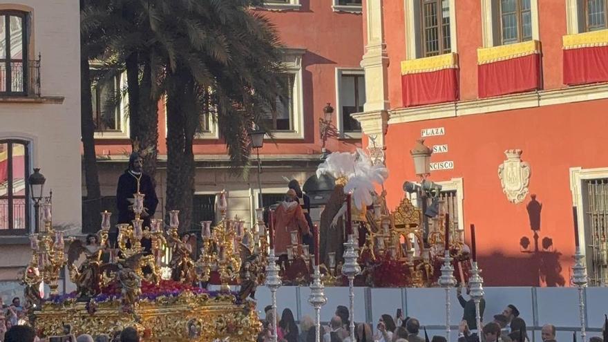 A la mínima, efecto dominó: un incendio en Francos trastoca el horario de un Lunes Santo pleno con los Cautivos como protagonistas