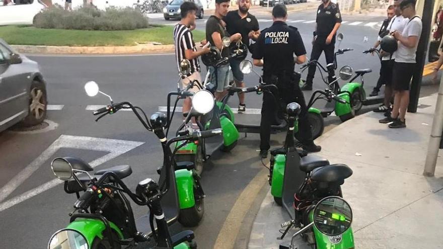 Die Polizei sammelte die elektrischen Motorräder ein.