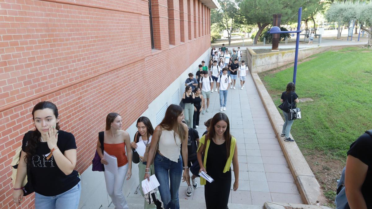 Los alumnos entrando el lunes a la UJI para hacer la Selectividad