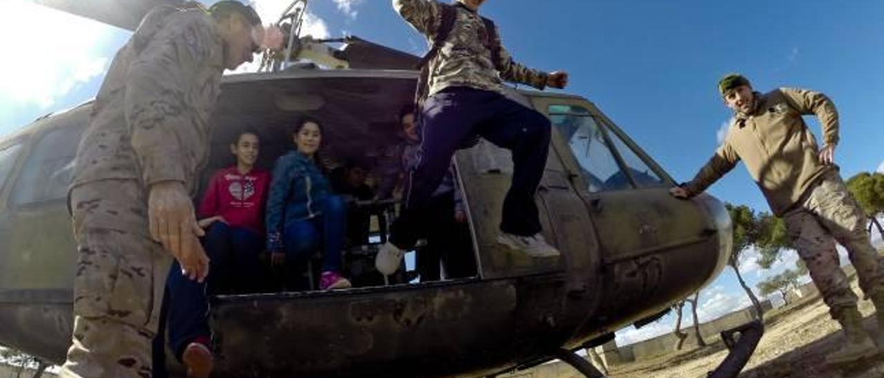 Estudiantes de Crevillent saltan de un helicóptero en una simulación de paracaidismo, ayer.