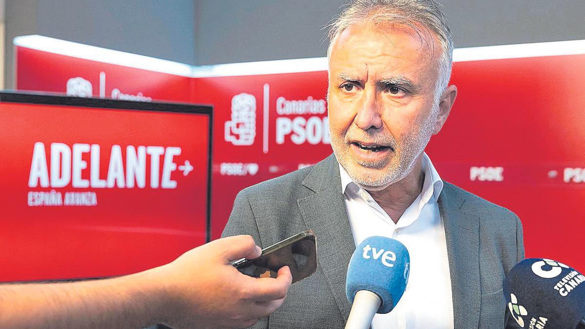 El secretario general del PSOE canario, Ángel Víctor Torres, informa de los asuntos tratados en la Ejecutiva regional, ayer.