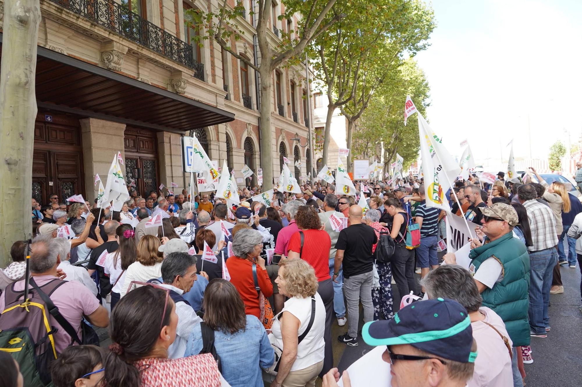 Manifestación por el AVE de Sanabria en Madrid: protesta por el tren a las puertas de Renfe