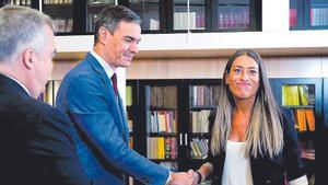 El presidente del Gobierno, Pedro Sánchez, y la portavoz de Junts, Míriam Nogueras, durante la ronda de contactos para la investidura.