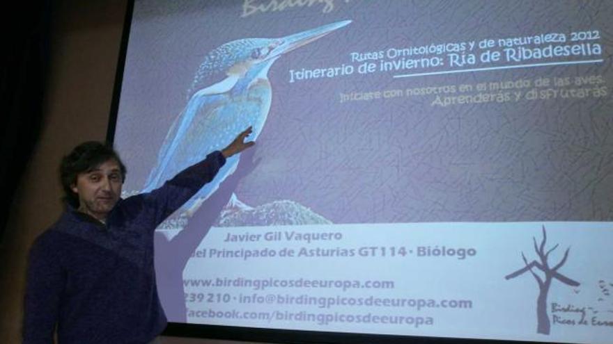 Javier Gil Vaquero durante la presentación del proyecto Birding Picos de Europa en Ribadesella.