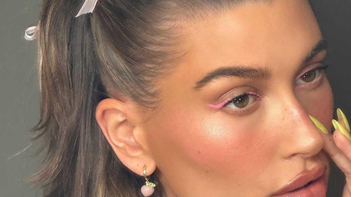 6 'eye-liners' rosas para conseguir la mirada de Hailey Bieber