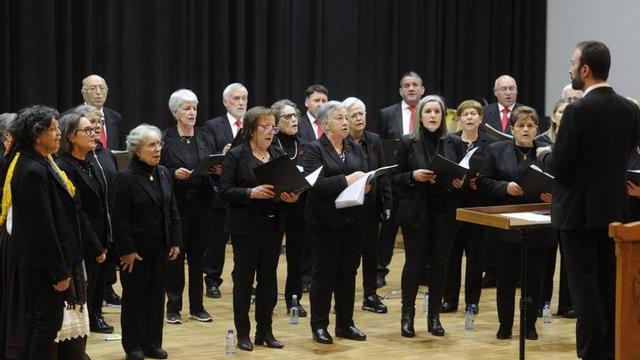 Actuación de la Coral de Agolada en el concierto de Santa Cecilia. | BERNABÉ/JAVIER LALÍN