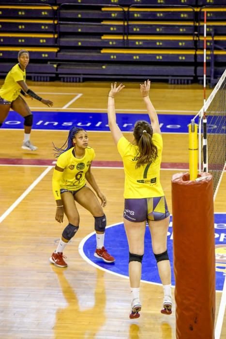 25-02-20 DEPORTES. CENTRO INSULAR DE LOS DEPORTES. LAS PALMAS DE GRAN CANARIA. Entrenamiento y foto de grupo del equipo femenino de volleyball IBSA 7 Palmas.    Fotos: Juan Castro.  | 25/02/2020 | Fotógrafo: Juan Carlos Castro