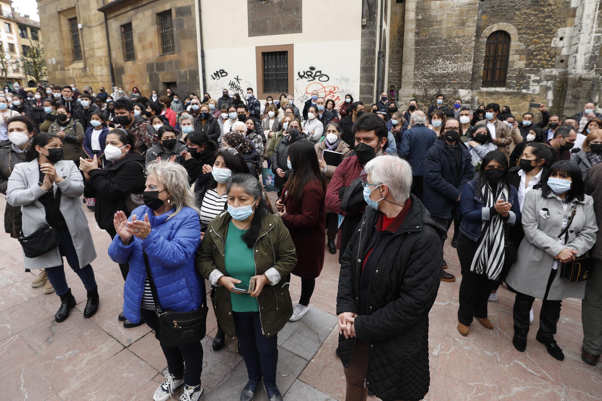 Entre lágrimas, aplausos y "sin odio": así despidió Oviedo a Erika, la niña de 14 años asesinada en el portal de su casa