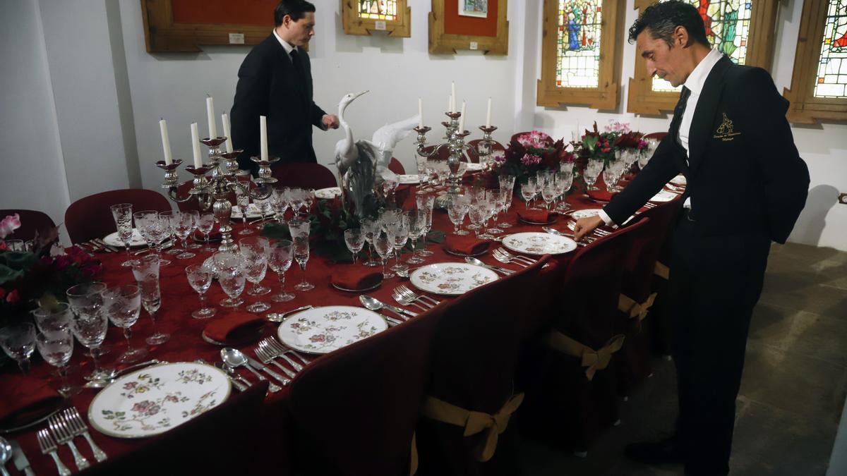 Mesa que recrea una cena del siglo XIX en el Museo del Vidrio